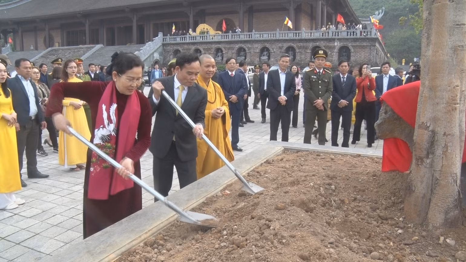 Phó Thủ tướng Trần Lưu Quang trồng cây lưu niệm tại chùa Tam Chúc. Phó Thủ tướng Trần Lưu Quang trồng cây lưu niệm tại chùa Tam Chúc.