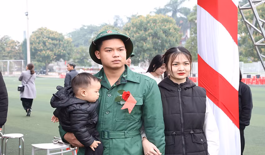 Những phút giây ấm áp chào tạm biệt người thân.