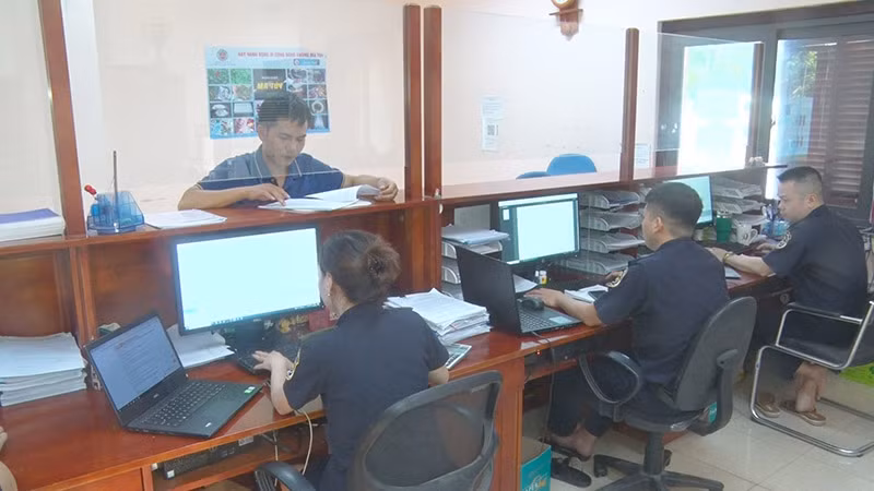 Cán bộ Chi Cục Hải quan Hà Nam thực hiện cải cách hành chính trong xử lý công việc.