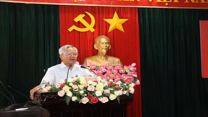 Giáo sư, Tiến sĩ Tạ Ngọc Tấn, Phó Chủ tịch Thường trực Hội đồng Lý luận Trung ương phát biểu Đề dẫn tại tọa đàm.