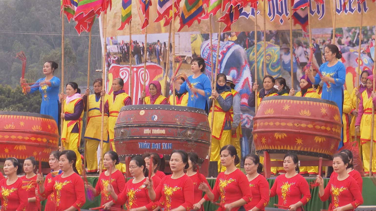 Màn trống khai hội do Đội trống nữ thôn Đọi Tam biểu diễn. Màn trống khai hội do Đội trống nữ thôn Đọi Tam biểu diễn.