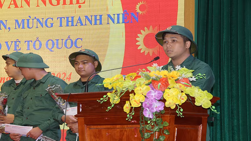 Đại diện thanh niên thành phố Phủ Lý bày tỏ quyết tâm lên đường nhập ngũ. Đại diện thanh niên thành phố Phủ Lý bày tỏ quyết tâm lên đường nhập ngũ.