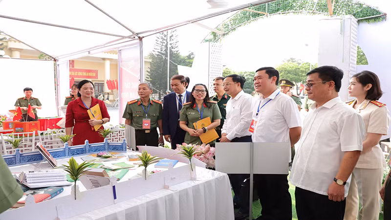 Các đại biểu tham quan phần thi trưng bày sách.