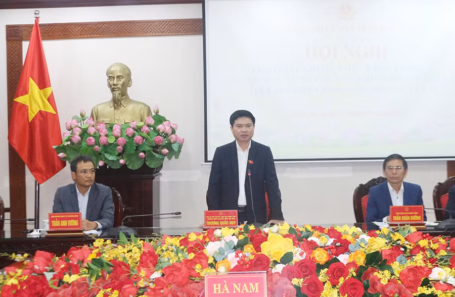 Đồng chí Trương Quốc Huy, Phó Bí thư Tỉnh ủy, Chủ tịch Ủy ban nhân dân tỉnh, Trưởng Đoàn đại biểu Quốc hội tỉnh phát biểu tại Hội nghị.