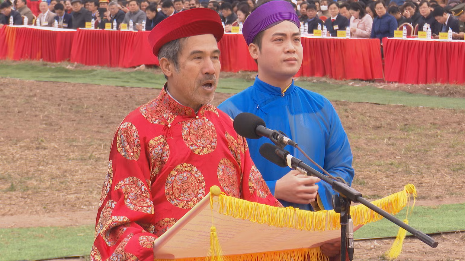 Một bô lão của địa phương đọc Văn trình tại lễ hội. Một bô lão của địa phương đọc Văn trình tại lễ hội.