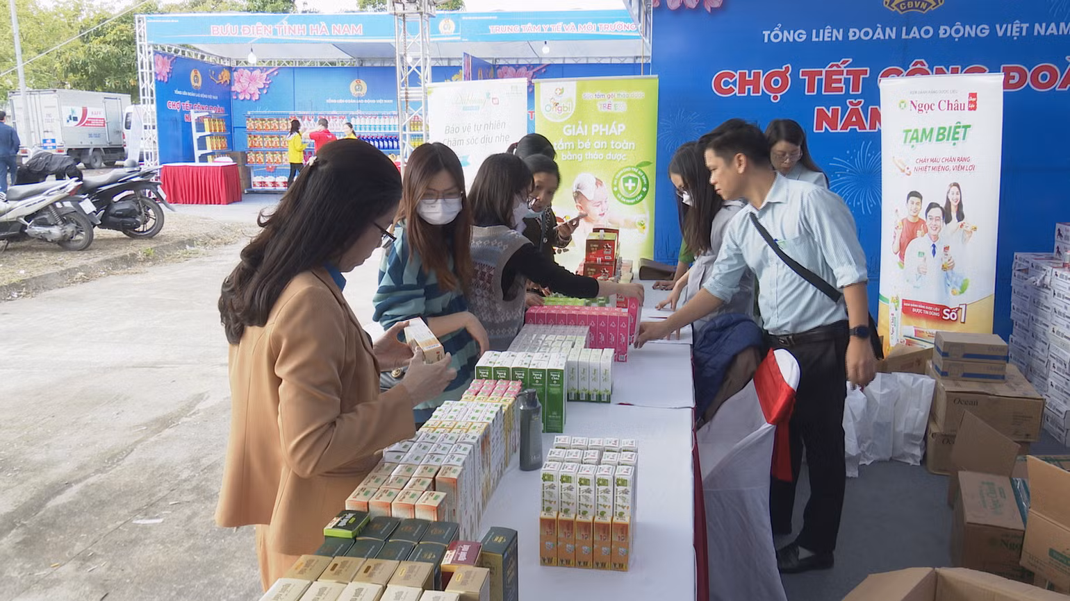 Đông đảo công nhân người lao động tham gia phiên chợ Tết công đoàn tại Hà Nam. Đông đảo công nhân người lao động tham gia phiên chợ Tết công đoàn tại Hà Nam.