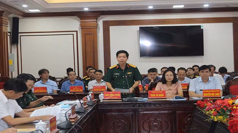 Đại tá Trịnh Hồng Phong, Chỉ huy trưởng Bộ Chỉ huy Quân sự tỉnh Hà Nam, trình bày báo cáo tại hội nghị. Đại tá Trịnh Hồng Phong, Chỉ huy trưởng Bộ Chỉ huy Quân sự tỉnh Hà Nam, trình bày báo cáo tại hội nghị.