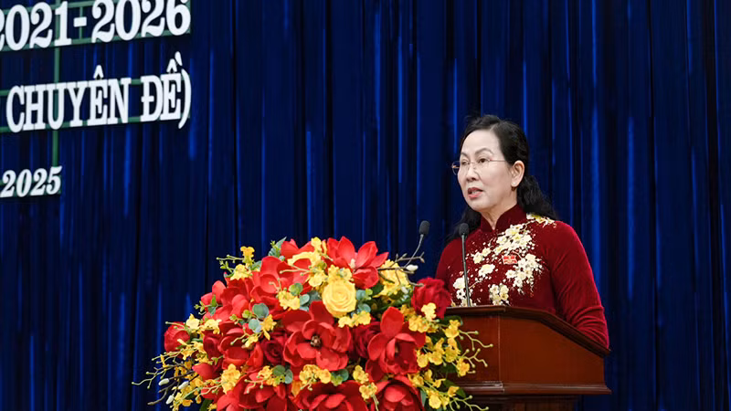 Đồng chí Lê Thị Thủy, Ủy viên Trung ương Đảng, Bí thư Tỉnh ủy, Chủ tịch Hội đồng nhân dân tỉnh phát biểu bế mạc kỳ họp. Đồng chí Lê Thị Thủy, Ủy viên Trung ương Đảng, Bí thư Tỉnh ủy, Chủ tịch Hội đồng nhân dân tỉnh phát biểu bế mạc kỳ họp.