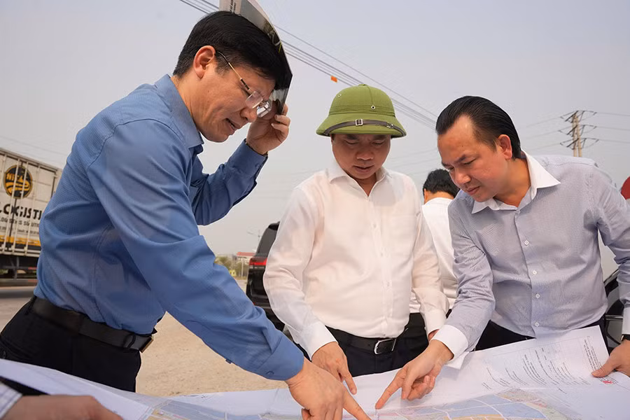 Đồng chí Trương Quốc Huy, Bí thư Tỉnh ủy cùng đi kiểm tra địa điểm xây dựng Trường đại học Kinh tế quốc dân tại Khu đại học Nam Cao.