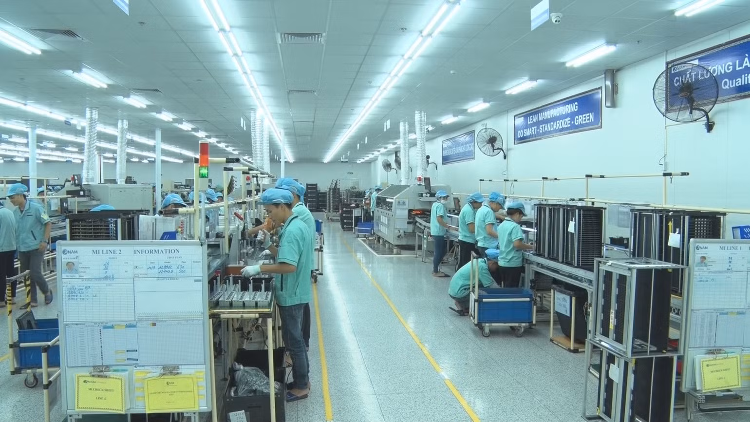 Công nhân trong các khu công nghiệp tỉnh Hà Nam trở lại làm việc sau kỳ nghỉ Tết Nguyên đán. Công nhân trong các khu công nghiệp tỉnh Hà Nam trở lại làm việc sau kỳ nghỉ Tết Nguyên đán.