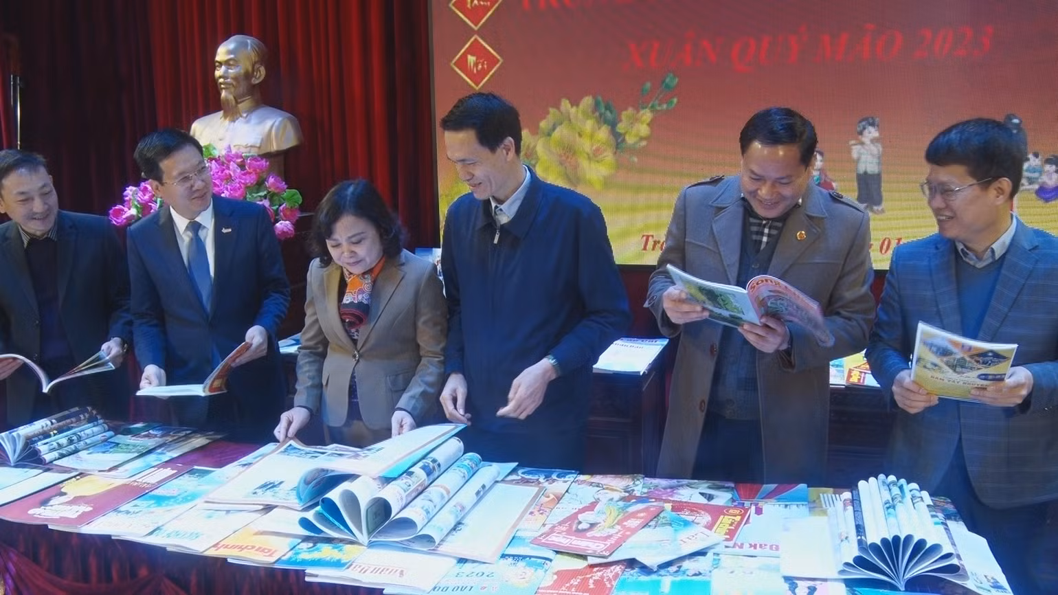 Các đồng chí lãnh đạo tỉnh Hà Nam và huyện Bình Lục tham quan Trưng bày báo Xuân.