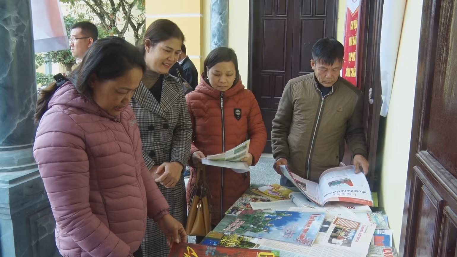 Cán bộ và nhân dân xã Tràng An tham dự hoạt động Trưng bày báo Xuân.