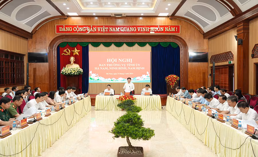 Các đại biểu tham dự Hội nghị ba Tỉnh ủy Hà Nam, Ninh Bình, Nam Định. Các đại biểu tham dự Hội nghị ba Tỉnh ủy Hà Nam, Ninh Bình, Nam Định.