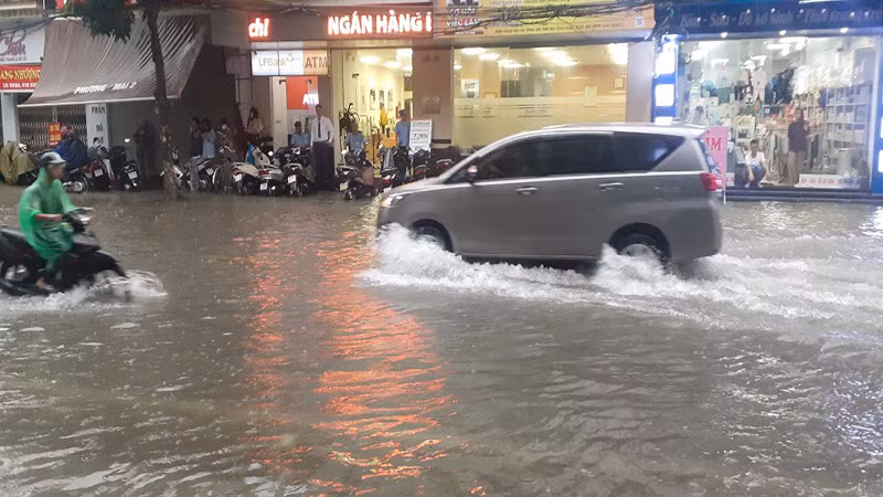 Các phương tiện di chuyển rất khó khăn, nhiều xe bị chết máy. Các phương tiện di chuyển rất khó khăn, nhiều xe bị chết máy.