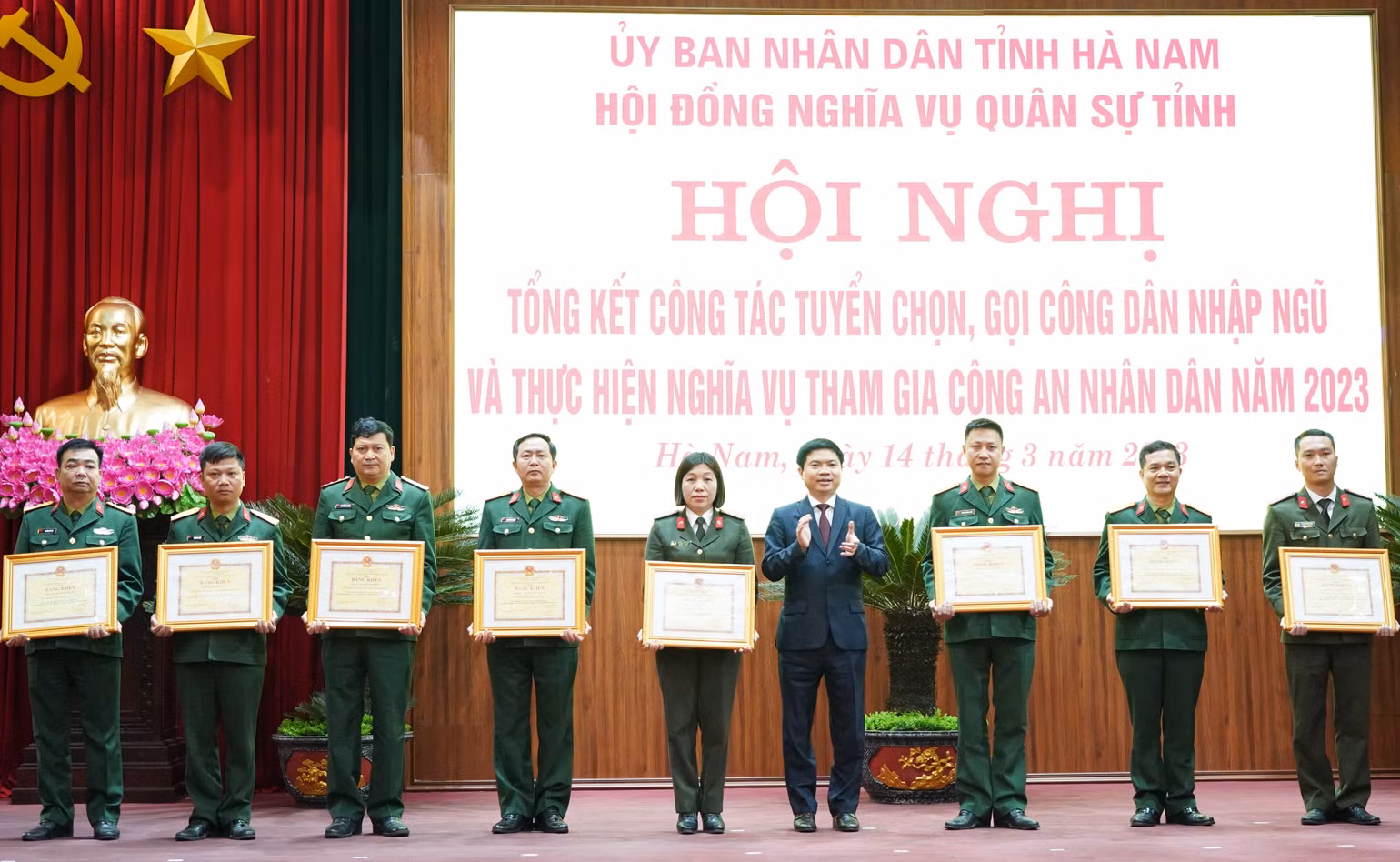 Các tập thể, cá nhân có thành tích xuất sắc trong công tác tuyển chọn, gọi công dân nhập ngũ năm 2023 được Chủ tịch Ủy ban nhân dân tỉnh Hà Nam biểu dương, khen thưởng tại hội nghị. Các tập thể, cá nhân có thành tích xuất sắc trong công tác tuyển chọn, gọi công dân nhập ngũ năm 2023 được Chủ tịch Ủy ban nhân dân tỉnh Hà Nam biểu dương, khen thưởng tại hội nghị.