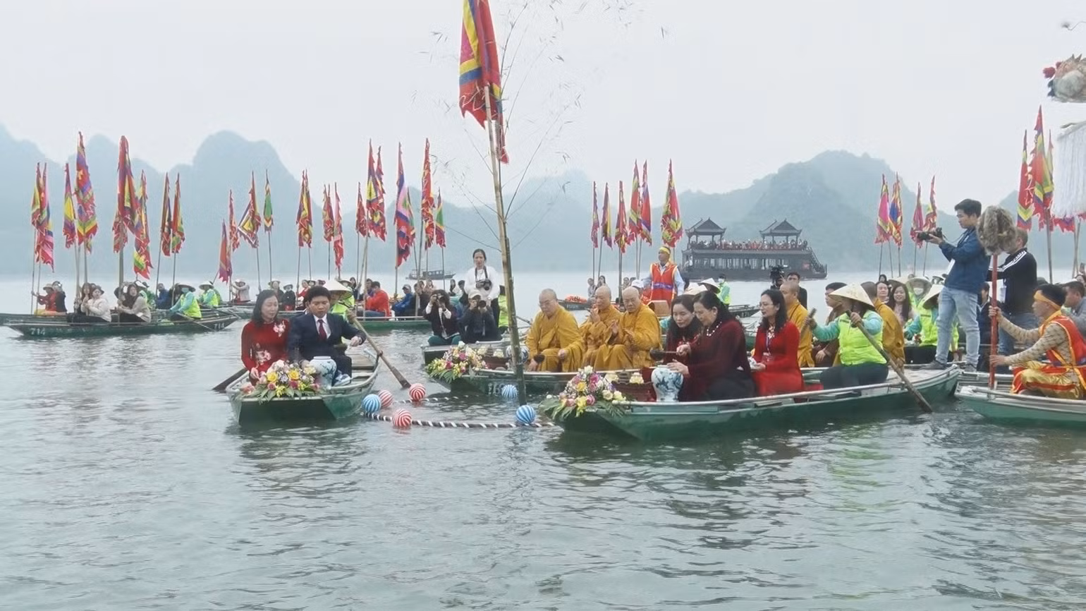 Nghi thức rước nước từ hồ Tam Chúc lên dâng tại chùa Ngọc. Nghi thức rước nước từ hồ Tam Chúc lên dâng tại chùa Ngọc.