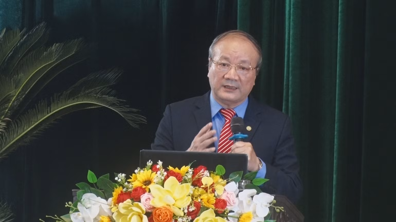 PGS, TS Nguyễn Toàn Thắng, nguyên Viện trưởng Văn hóa và phát triển thuộc Học viện Chính trị quốc gia Hồ Chí Minh truyền đạt các nội dung của chuyên đề. PGS, TS Nguyễn Toàn Thắng, nguyên Viện trưởng Văn hóa và phát triển thuộc Học viện Chính trị quốc gia Hồ Chí Minh truyền đạt các nội dung của chuyên đề.