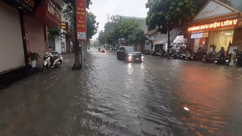 Nhiều tuyến đường chính của thành phố Phủ Lý như: Lê Công Thanh, Biên Hòa, Quy Lưu, Trường Chinh... đều bị ngập sâu. Nhiều tuyến đường chính của thành phố Phủ Lý như: Lê Công Thanh, Biên Hòa, Quy Lưu, Trường Chinh... đều bị ngập sâu.