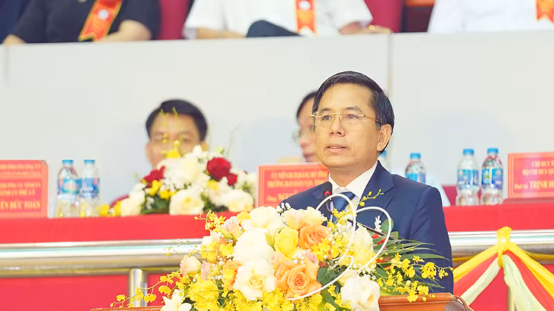 Đồng chí Trần Xuân Dưỡng, Tỉnh ủy viên, Phó Chủ tịch Ủy ban nhân dân tỉnh, Trưởng Ban Chỉ đạo Hội khỏe Phù Đổng tỉnh Hà Nam lần thứ 7 phát biểu khai mạc.