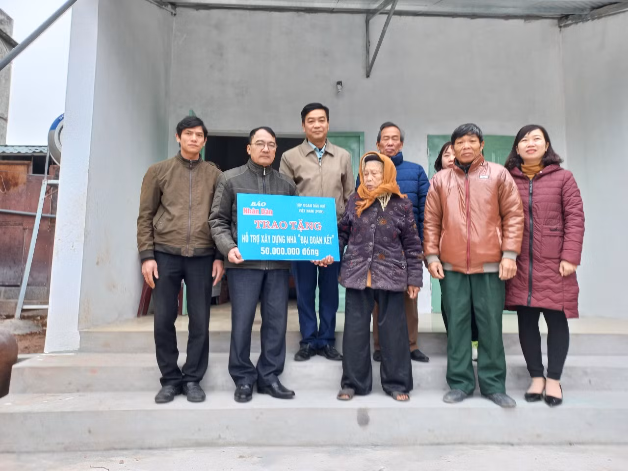 Đại diện Mặt trận Tổ quốc huyện Kim Bảng trao tặng tiền hỗ trợ của Báo Nhân Dân, Tập đoàn Dầu khí Việt Nam cho hộ khó khăn về nhà ở huyện Kim Bảng. Đại diện Mặt trận Tổ quốc huyện Kim Bảng trao tặng tiền hỗ trợ của Báo Nhân Dân, Tập đoàn Dầu khí Việt Nam cho hộ khó khăn về nhà ở huyện Kim Bảng.