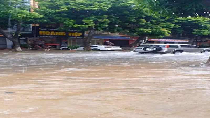 Các phương tiện di chuyển khó khăn trong các tuyến đường, tuyến phố bị ngập sâu. Các phương tiện di chuyển khó khăn trong các tuyến đường, tuyến phố bị ngập sâu.