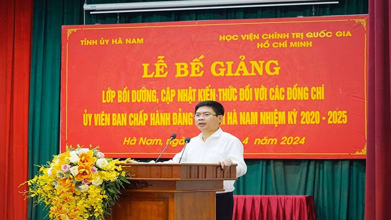 Chủ tịch Ủy ban nhân dân tỉnh Hà Nam Trương Quốc Huy phát biểu tại lễ bế giảng lớp học. Chủ tịch Ủy ban nhân dân tỉnh Hà Nam Trương Quốc Huy phát biểu tại lễ bế giảng lớp học.