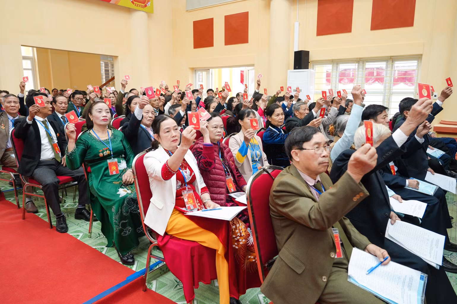 Đại biểu biểu quyết bầu nhân sự tham gia Ban Chấp hành Đảng bộ xã Xuân Khê nhiệm kỳ 2025-2030.