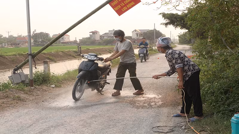Chốt kiểm dịch tả lợn châu Phi di động tại xã Yên Nam. Chốt kiểm dịch tả lợn châu Phi di động tại xã Yên Nam.