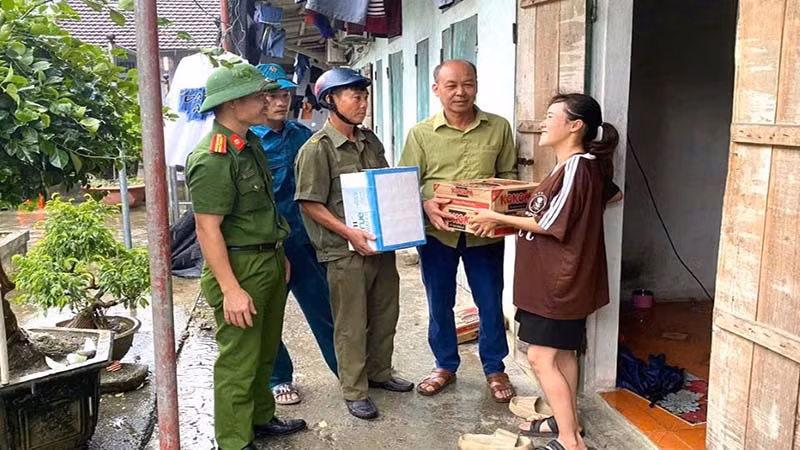 Lực lượng Công an các đơn vị, địa phương hỗ trợ nhu yếu phẩm cho lực lượng ứng trực phòng chống bão số 3 và nhân dân. Lực lượng Công an các đơn vị, địa phương hỗ trợ nhu yếu phẩm cho lực lượng ứng trực phòng chống bão số 3 và nhân dân.