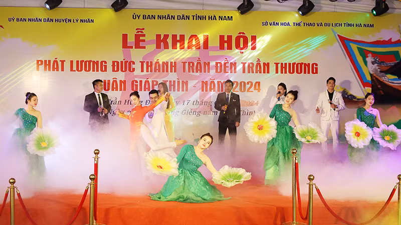 Nhiều tiết mục văn nghệ đặc sắc được biểu diễn tại Lễ khai hội.