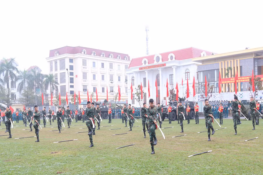 Màn biểu diễn võ thuật tại lễ ra quân huấn luyện. Màn biểu diễn võ thuật tại lễ ra quân huấn luyện.