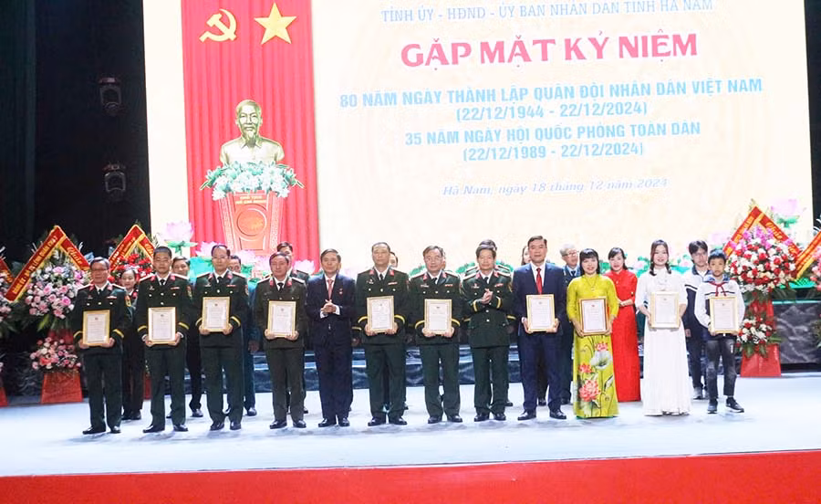 Ban Tổ chức khen thưởng các tập thể, cá nhân có thành tích xuất sắc trong cuộc thi tìm hiểu truyền thống “80 năm Ngày thành lập Quân đội nhân dân; 35 năm Ngày hội Quốc phòng toàn dân”.