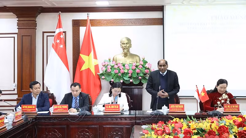 Ông Jaya Ratnam, Đại sứ đặc mệnh toàn quyền nước Cộng hòa Singapore tại Việt Nam phát biểu tại buổi làm việc. Ông Jaya Ratnam, Đại sứ đặc mệnh toàn quyền nước Cộng hòa Singapore tại Việt Nam phát biểu tại buổi làm việc.