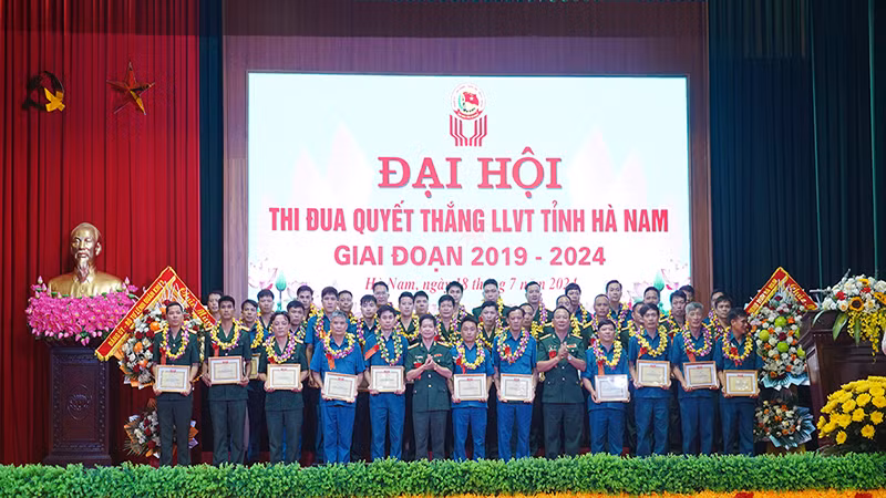 Các tập thể, cá nhân được Bộ Chỉ huy quân sự tỉnh khen thưởng.