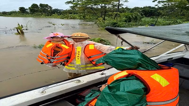 Lực lượng công an giúp đỡ người dân vùng ngập lụt di chuyển đến nơi an toàn Lực lượng công an giúp đỡ người dân vùng ngập lụt di chuyển đến nơi an toàn