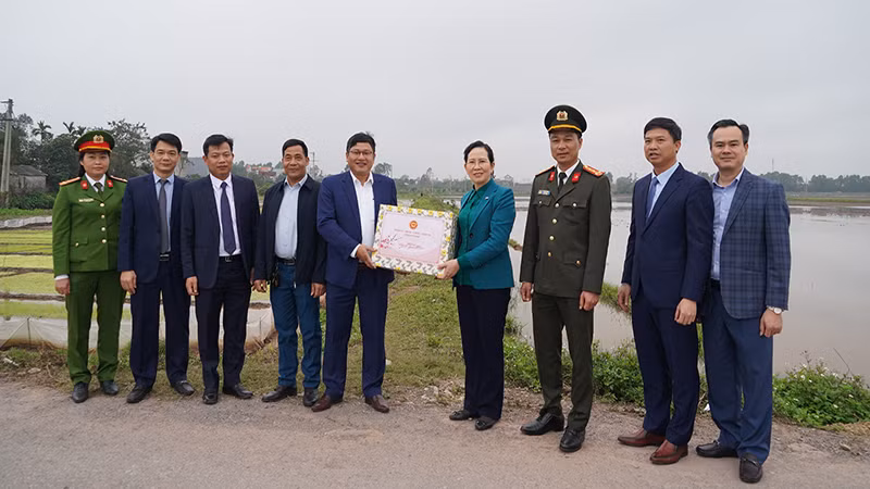 Đồng chí Bí thư Tỉnh ủy Hà Nam kiểm tra công tác sản xuất đầu năm và tặng quà động viên các địa phương.