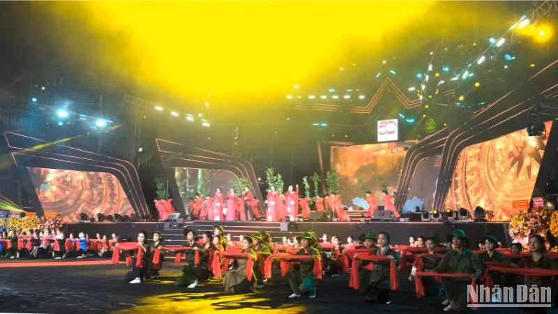 Tốp ca múa “Chào đại thắng mùa xuân”. Tốp ca múa “Chào đại thắng mùa xuân”.