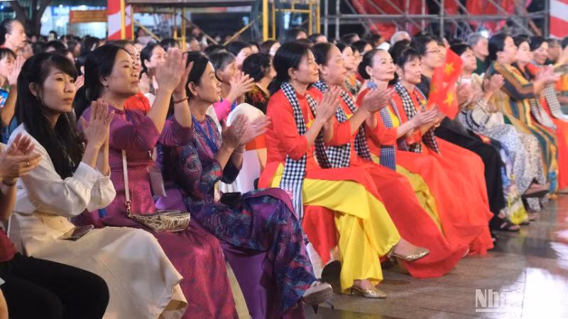 Đông đảo đại biểu và bà con nhân dân đến thưởng thức chương trình. Đông đảo đại biểu và bà con nhân dân đến thưởng thức chương trình.