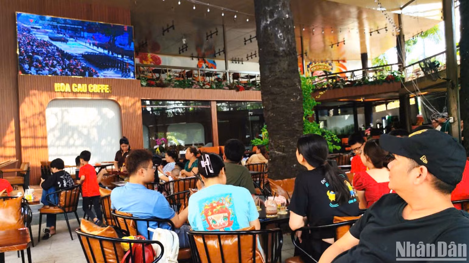 Người dân theo dõi chương trình Lễ kỷ niệm 50 năm Ngày Giải phóng miền nam, thống nhất đất nước (30/4/1975-30/4/2025) tại các quán cà-phê.