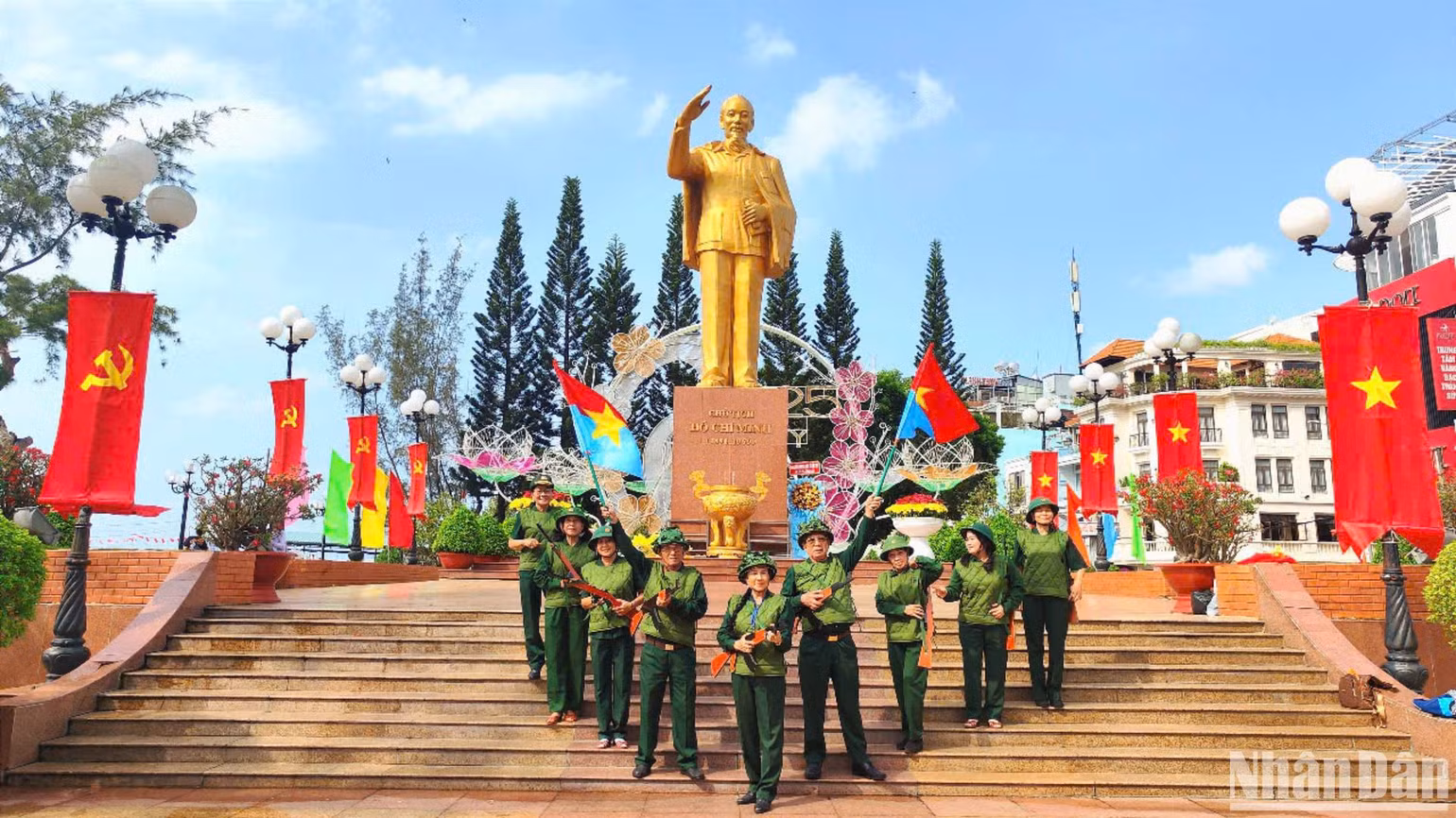 Đội văn nghệ, Cựu chiến binh quận Ninh Kiều biểu diễn các tiết mục văn nghệ tại tượng đài Bác Hồ (bến Ninh Kiều, thành phố Cần Thơ).