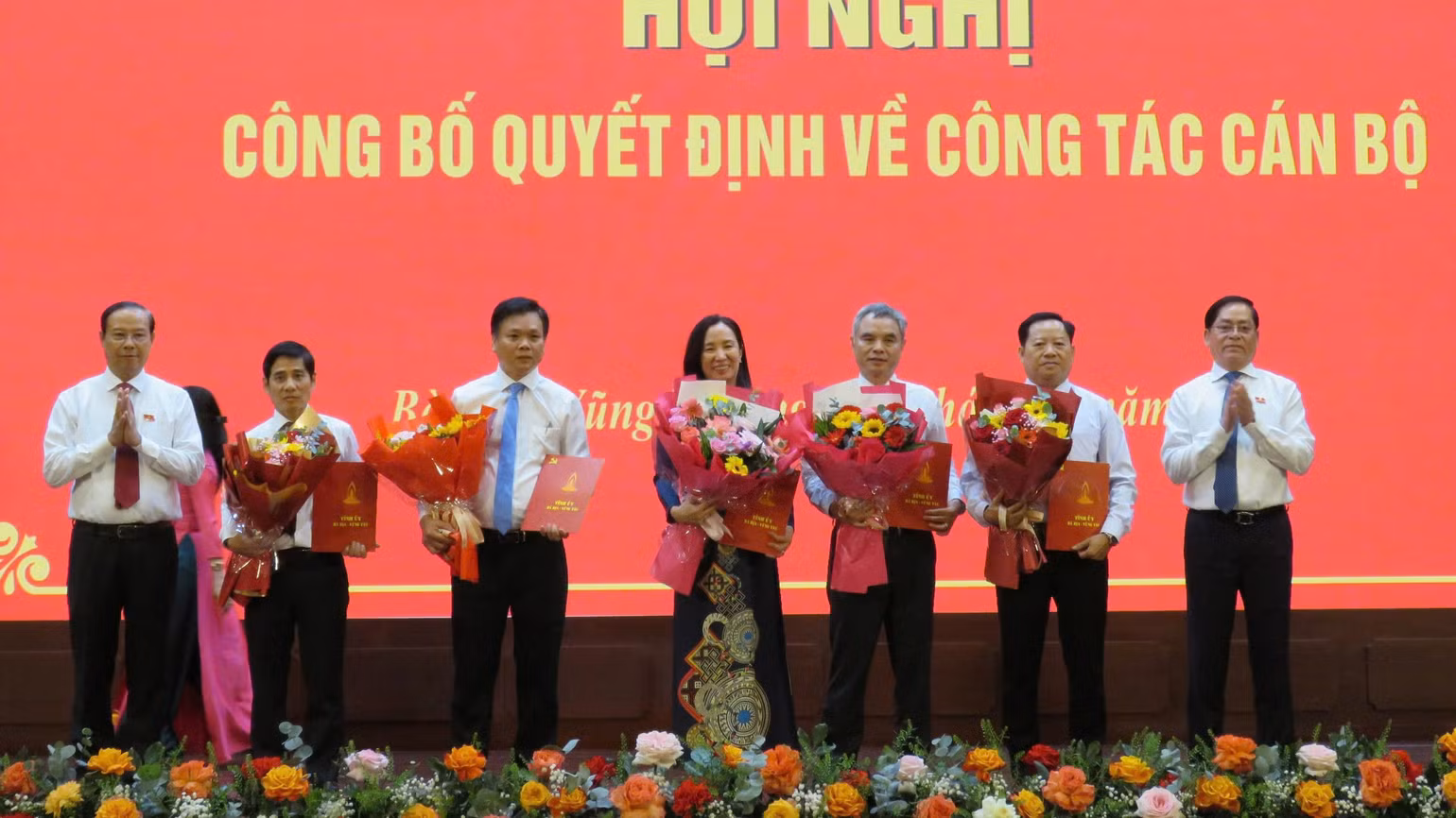 Đồng chí Lê Ngọc Linh, Tỉnh ủy viên, giữ chức Giám đốc Sở Xây dựng và các Phó Giám đốc Sở Xây dựng. Đồng chí Lê Ngọc Linh, Tỉnh ủy viên, giữ chức Giám đốc Sở Xây dựng và các Phó Giám đốc Sở Xây dựng.