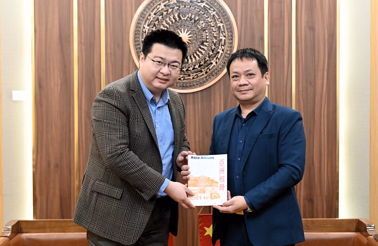 Đồng chí Phạm Song Hà nhận quà lưu niệm của đại diện Tân Hoa Xã. (Ảnh: BÙI GIANG)