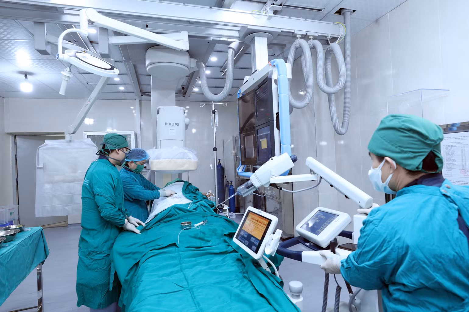 Các bác sĩ Bệnh viện đa khoa Lạng Sơn sử dụng hệ thống chụp và can thiệp mạch số hóa nền (DSA) trong việc chuẩn đoán điều trị cho bệnh nhân.