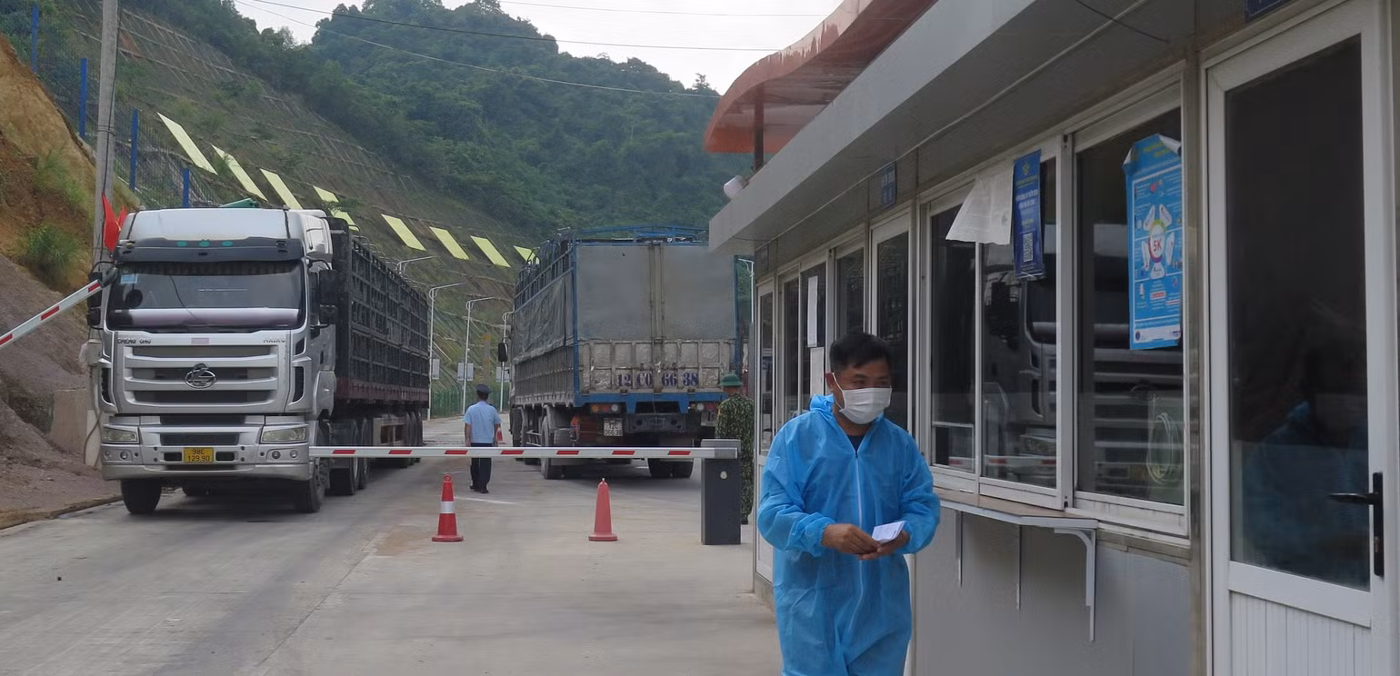 Lái xe làm thủ tục xuất khẩu hàng hóa qua cửa khẩu Tân Thanh. Lái xe làm thủ tục xuất khẩu hàng hóa qua cửa khẩu Tân Thanh.