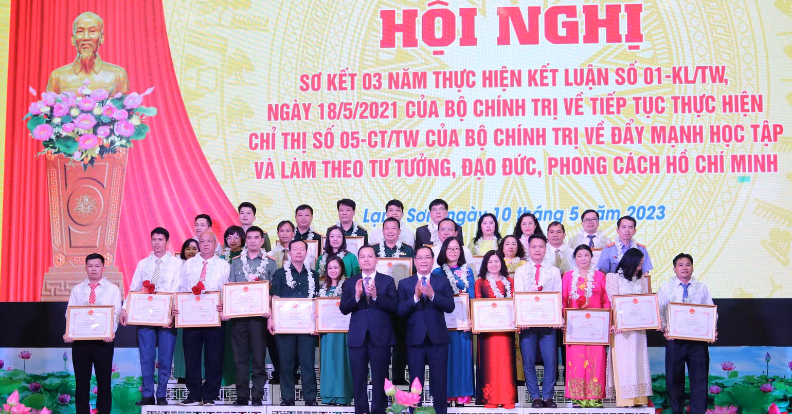 Đại diện lãnh đạo Tỉnh ủy, Ủy ban nhân dân tỉnh Lạng Sơn trao tặng bằng khen cho các tập thể và cá nhân có thành tích xuất sắc trong việc học tập và làm theo tư tưởng, đạo đức, phong cách Hồ Chí Minh.