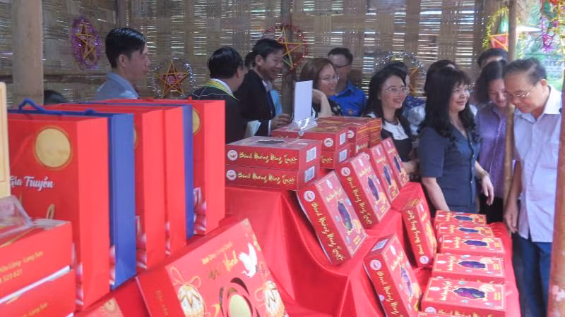 Các đại biểu dự lễ hội Háng Pỉnh, tham quan gian hàng bánh trung thu của thành phố Lạng Sơn.