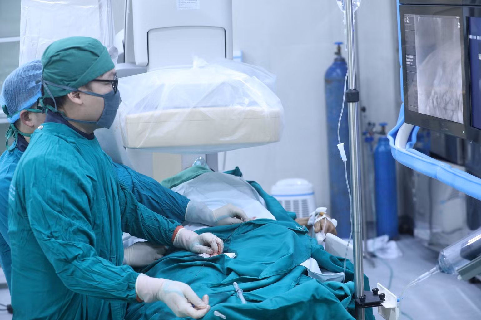 Bác sĩ sử dụng hệ thống chụp và can thiệp mạch số hóa, hiện đại mới được đầu tư tại Bệnh viện đa khoa tỉnh.