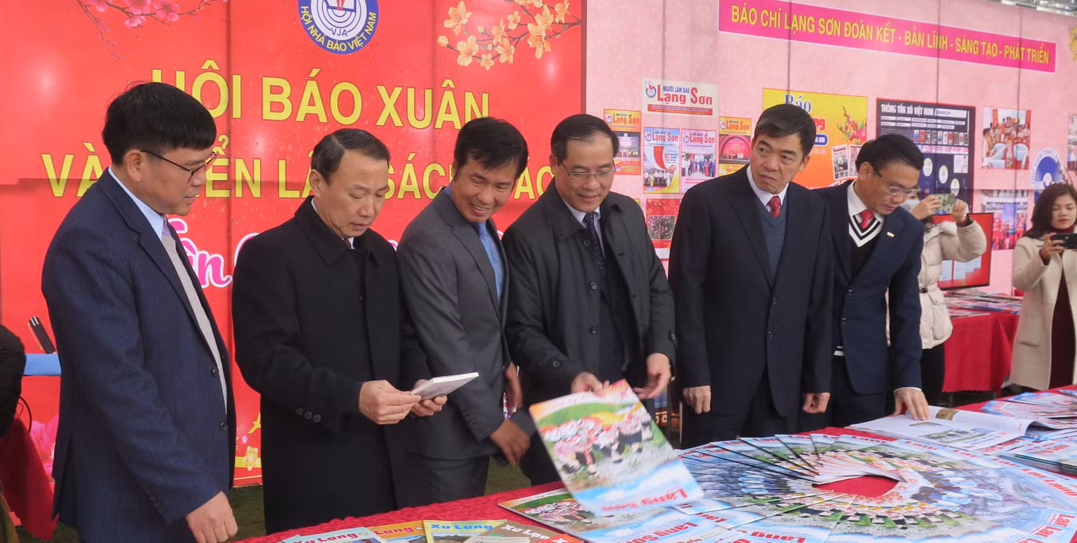 Các đại biểu tham quan gian trưng bày các ấn phẩm báo Xuân. Các đại biểu tham quan gian trưng bày các ấn phẩm báo Xuân.