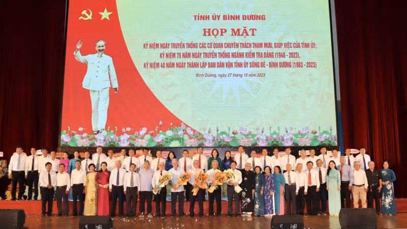Các đại biểu chụp hình lưu niệm tại buổi họp mặt. Các đại biểu chụp hình lưu niệm tại buổi họp mặt.