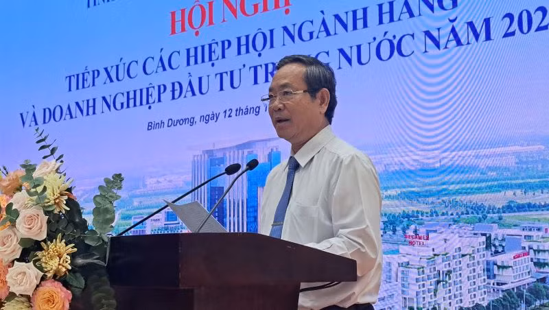 Phó Chủ tịch Ủy ban nhân dân tỉnh Bình Dương Nguyễn Văn Dành phát biểu ý kiến tại Hội nghị.